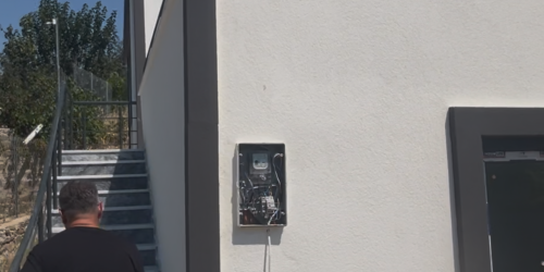 IMG_5809 1: Yapı kayıt belgeli yeni villa girişi ve elektrik sayacı.